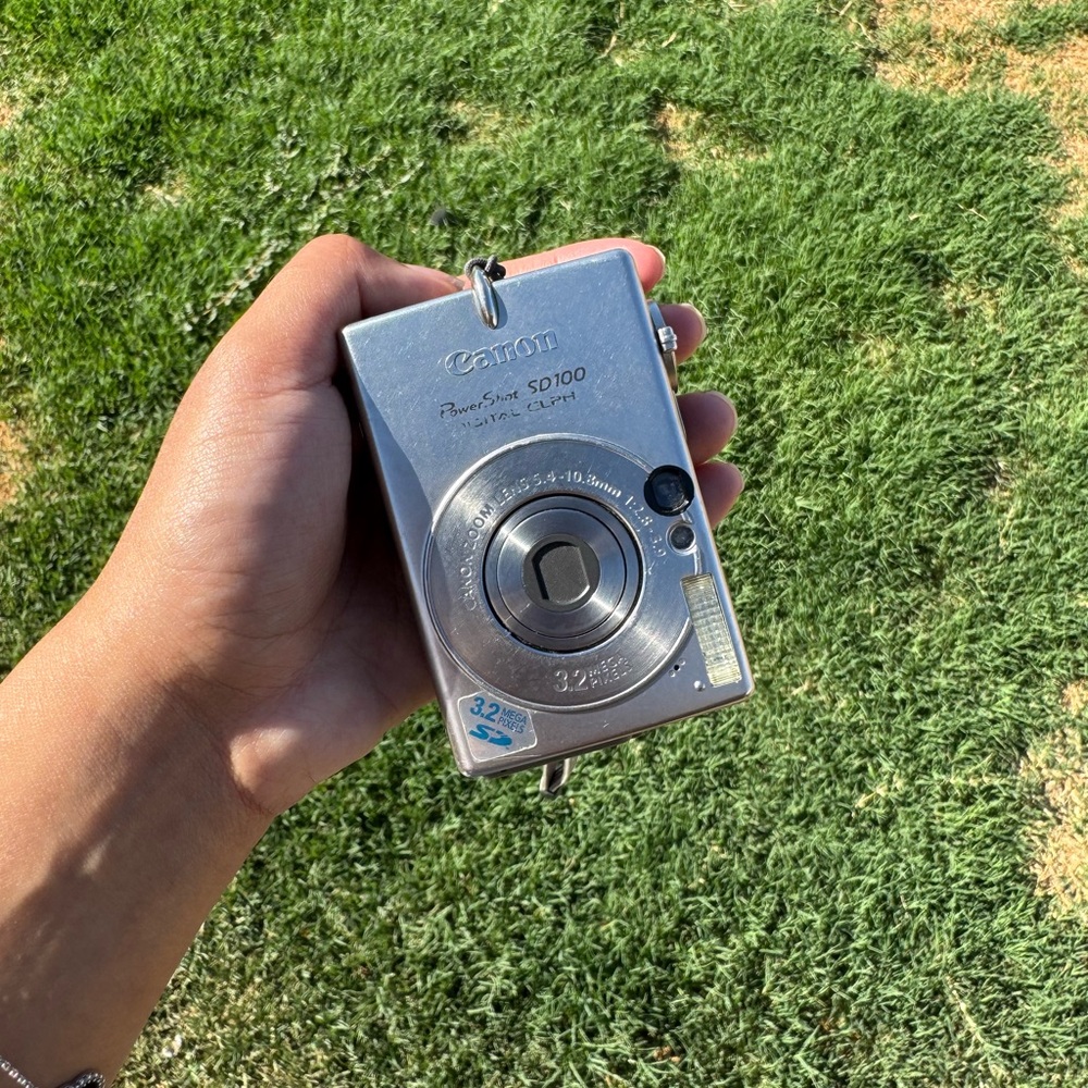 Canon PowerShot SD1000 in Shiny Silver